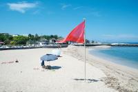 Drapeau rouge aux Roches Noires