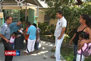 Parents en colère devant l'école ''Les Tulipiers''