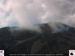 Le volcan poursuit son éruption