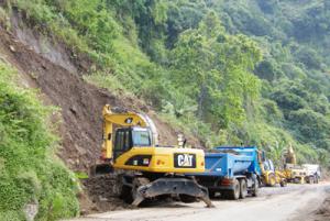 Des filets de protection sur la route de Salazie